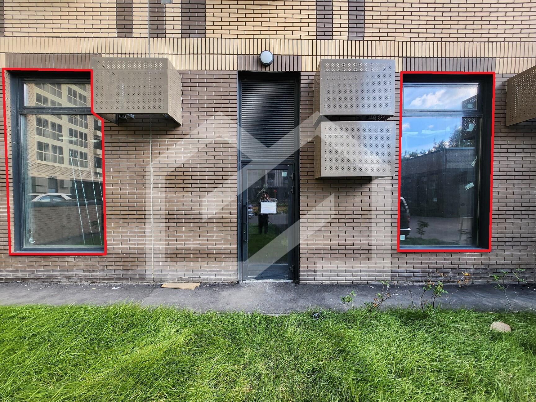 ГП16969012.Нежилое помещение.Фасад здания с выделенными окнами реализуемого объекта.jpg