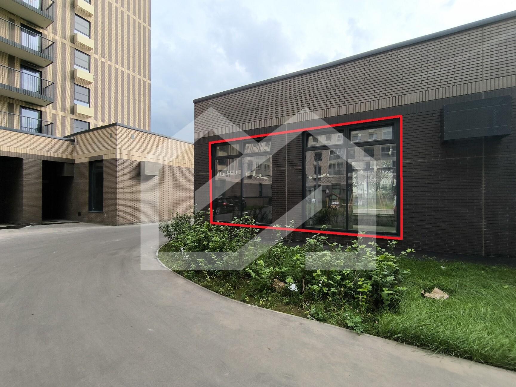 ГП16969008.Нежилое помещение.Фасад здания с выделенными окнами реализуемого объекта_2.jpg