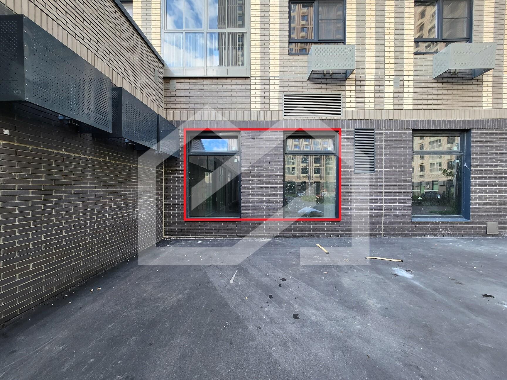 ГП16969010.Нежилое помещение.Фасад здания с выделенными окнами реализуемого объекта_2.jpg