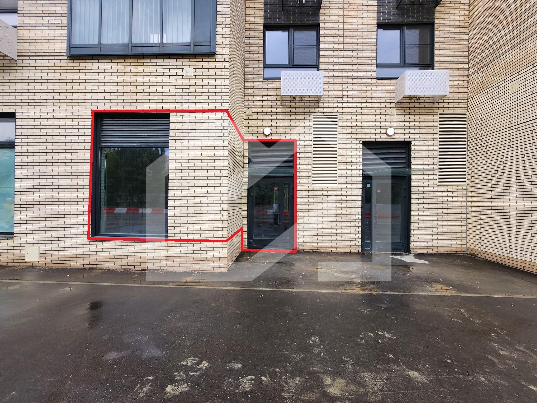 ГП16969315.Нежилое помещение.Фасад здания с выделенными окнами реализуемого объекта_2.jpg