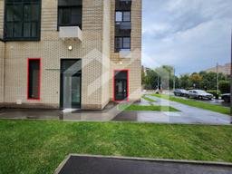 ГП16969316.Нежилое помещение.Фасад здания с выделенными окнами реализуемого объекта_2.jpg