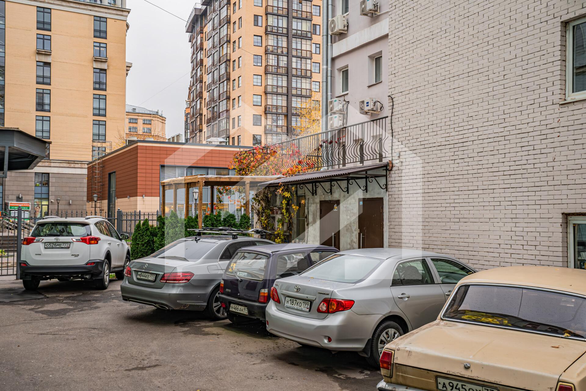 кафе со двора.jpg