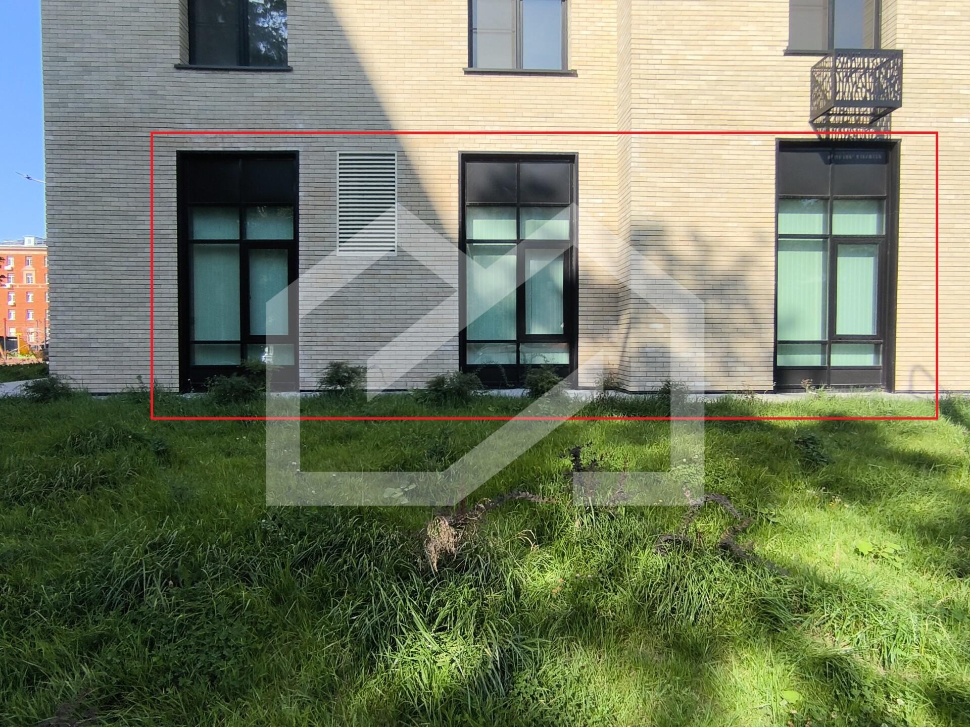 ГП16968703.Нежилое помещение.Фасад здания с выделенными окнами реализуемого объекта_3.jpg