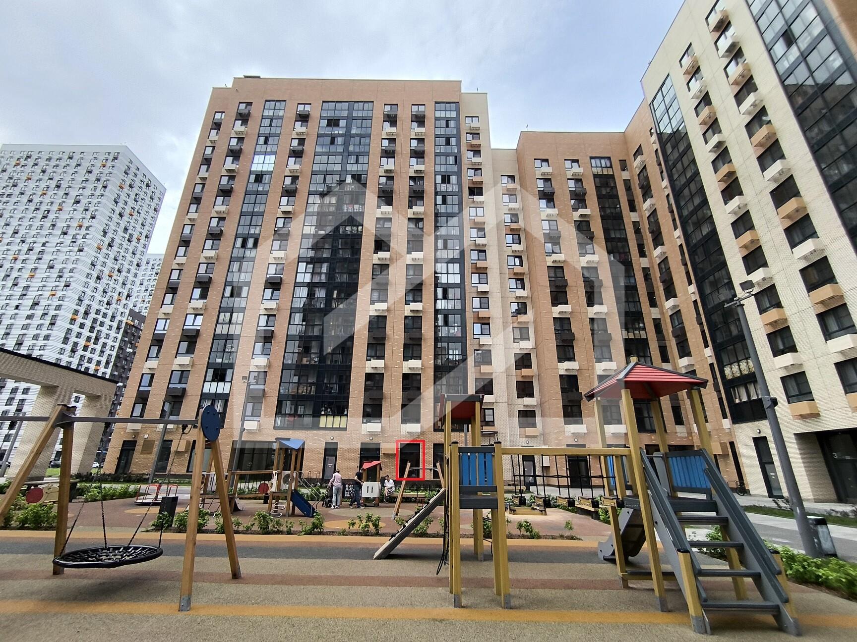 ГП16970184.Нежилое помещение.Фасад здания с выделенными окнами реализуемого объекта_2.jpg