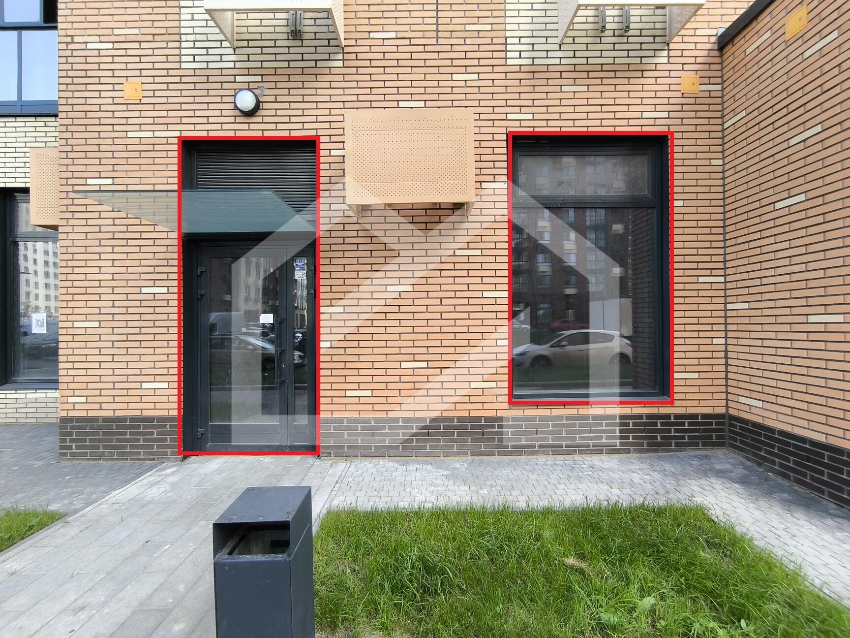 ГП16970184.Нежилое помещение.Фасад здания с выделенными окнами реализуемого объекта.jpg